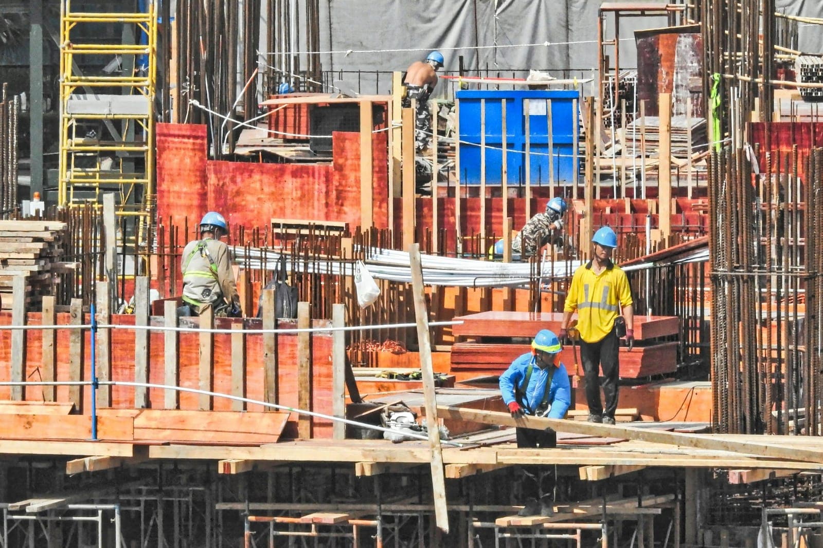 Bauarbeiter mit Schutzhelmen auf einer aktiven Baustelle