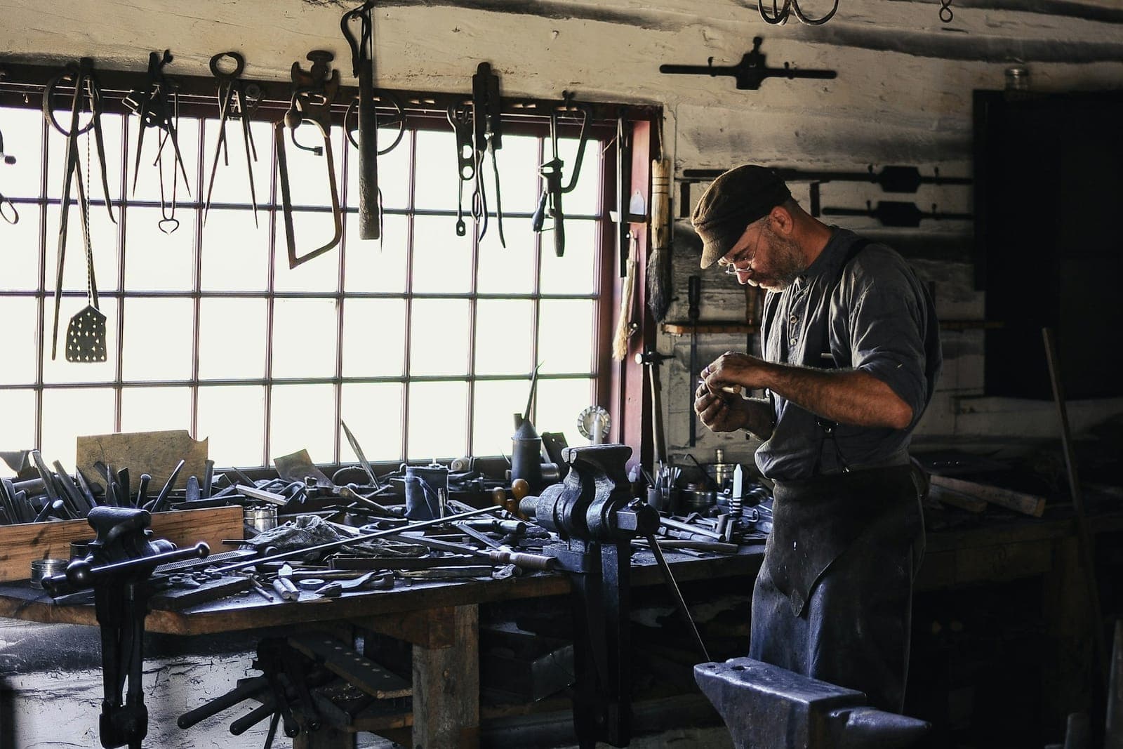 Handwerker bei der Arbeit in einer gut ausgestatteten Werkstatt