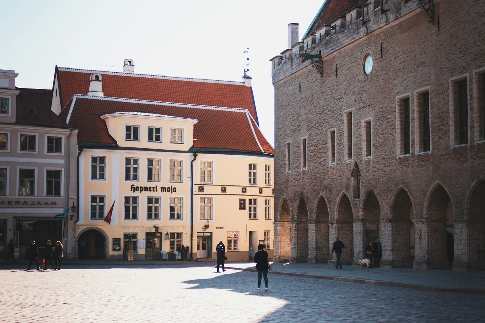 Rathaus an einem öffentlichen Platz
